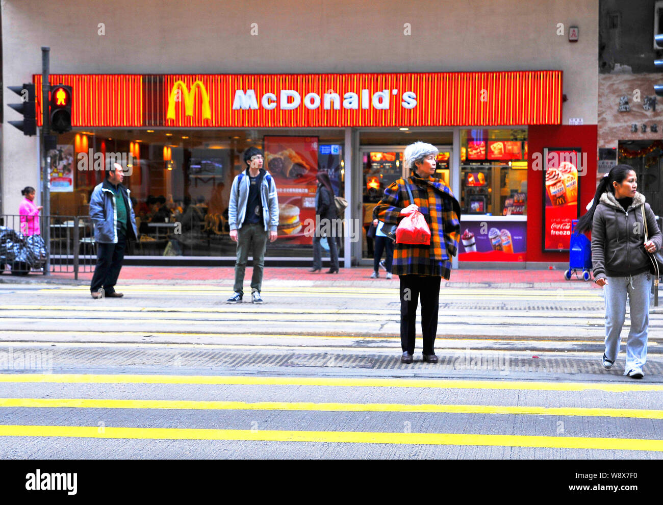 --FILE--piétons passent devant un restaurant de fast-food MCDONALD'S à Hong Kong, Chine, 14 février 2011. McDonalds Hong Kong la nuit dernière (24 juillet 2014) Banque D'Images