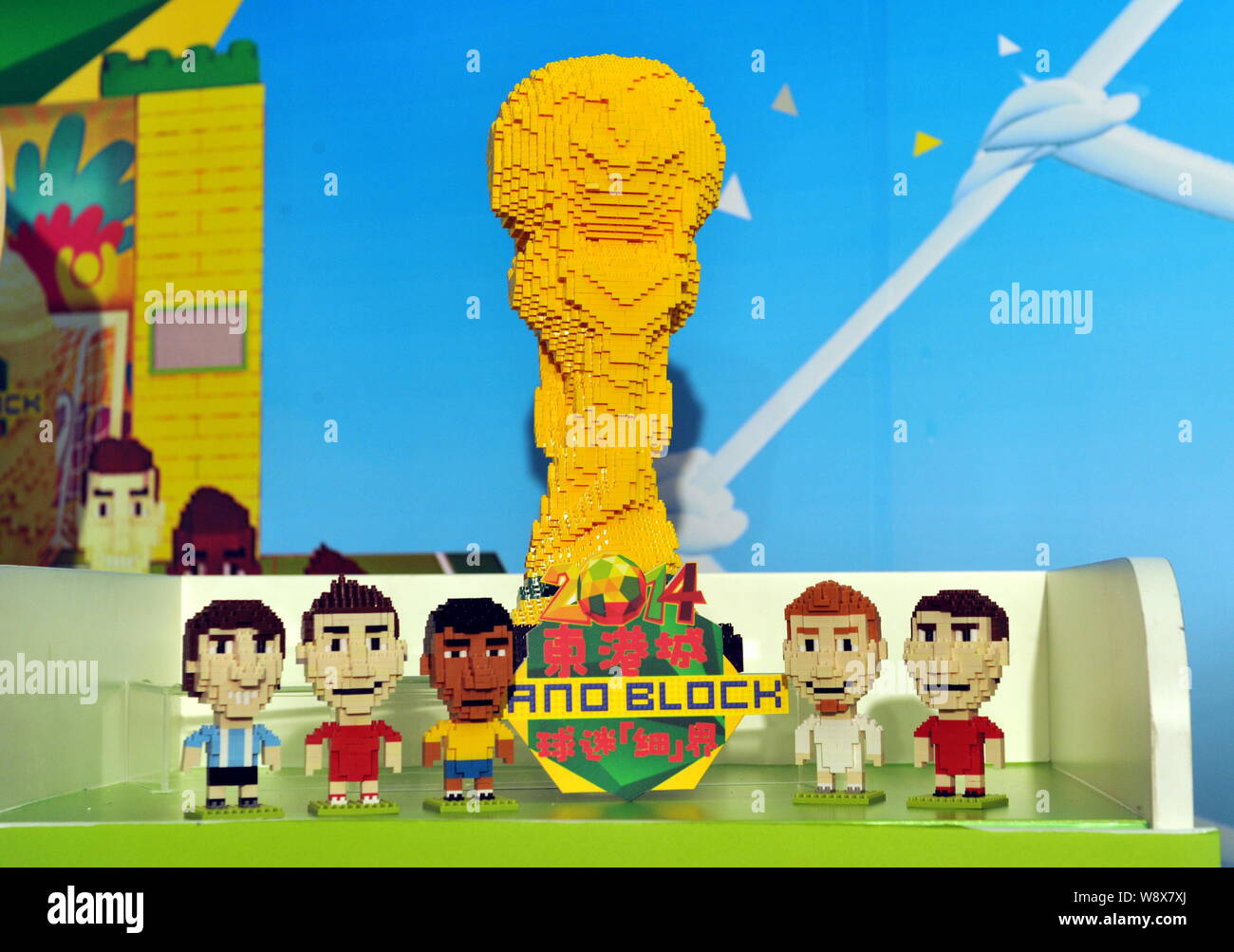 (De gauche) Nanoblock figurines de Lionel Messi de l'Argentine, du Portugal de Cristiano Ronaldo, Neymar da Silva du Brésil et d'autres joueurs de football sont Banque D'Images
