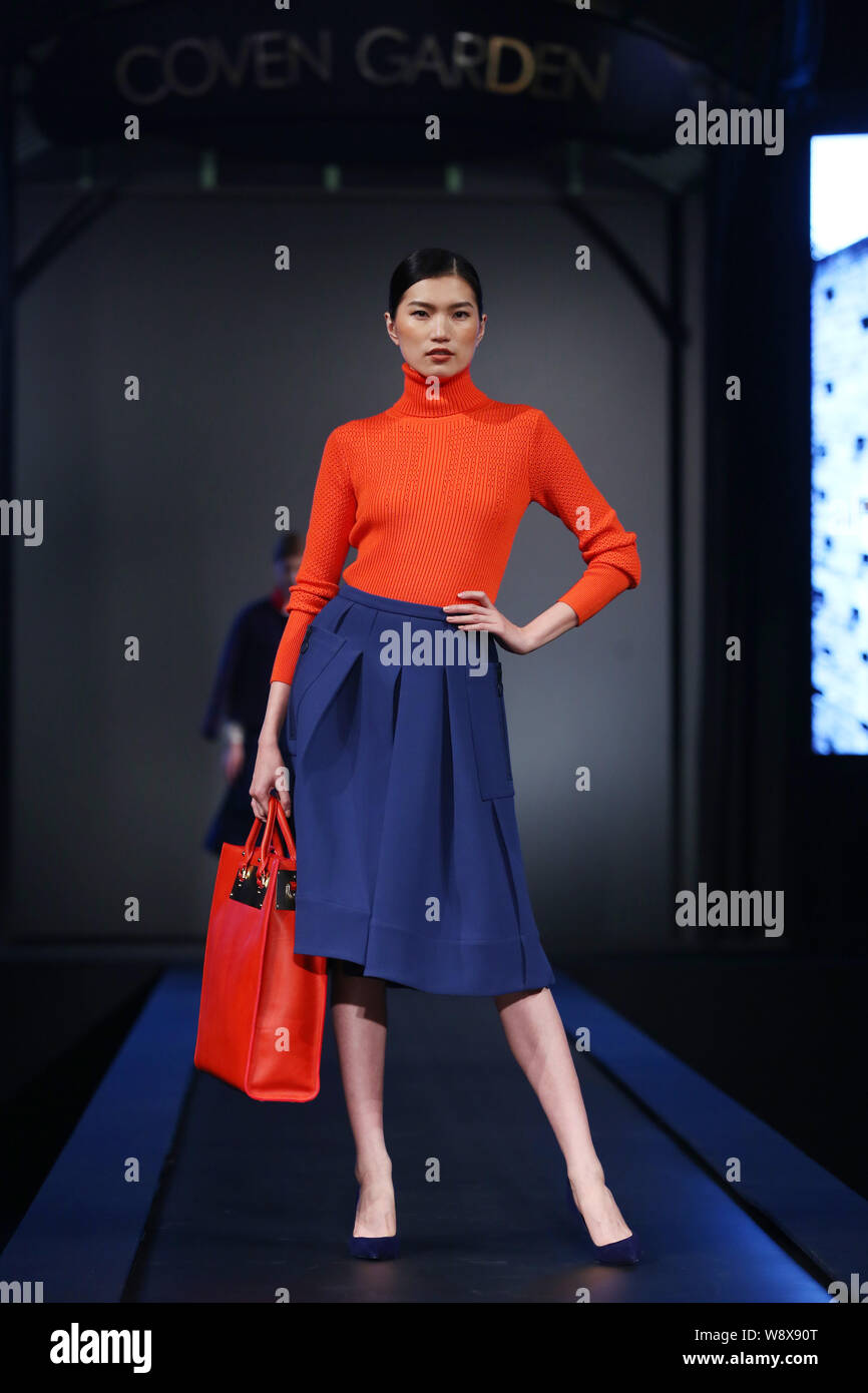 Modèle chinois Li Danni affiche une nouvelle création au Coven Garden 2014 Fashion show Automne/Hiver à Shanghai, Chine, 26 mai 2014. Banque D'Images