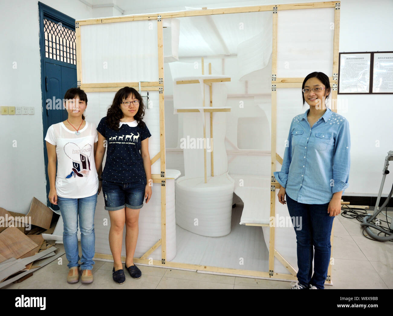 Les élèves présentent à l'extérieur d'un 4 mètres carrés chambre prototype à Yangzhou University à Yangzhou city, province de Jiangsu, Chine de l'Est, le 10 septembre 2014. Co Banque D'Images