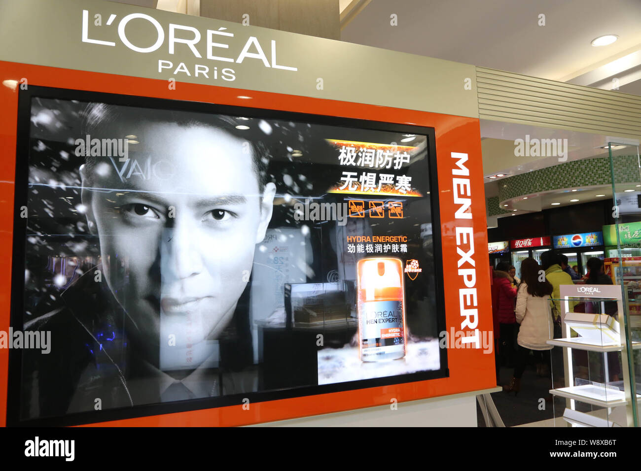 --FILE--une publicité pour LOreal Paris et les produits de beauté est représenté à un centre commercial dans la ville de Xuchang, province de Henan Chine centrale Banque D'Images