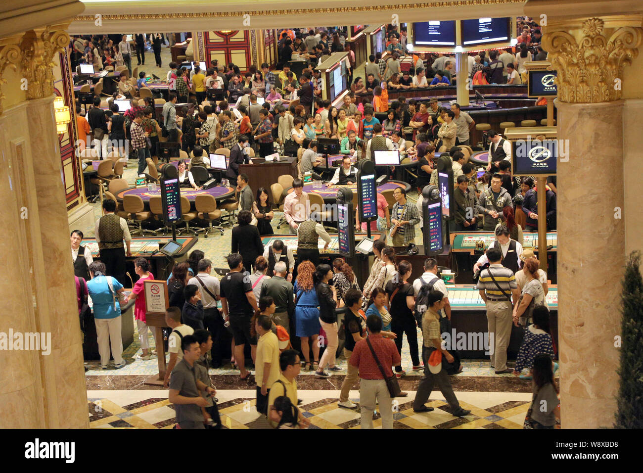 --FILE--clients sont vus de hasard à la Venetian Macao Resort Hotel à Macao, Chine, 28 septembre 2013. Recettes de jeu à Macao a augmenté de 19  % en 201 Banque D'Images