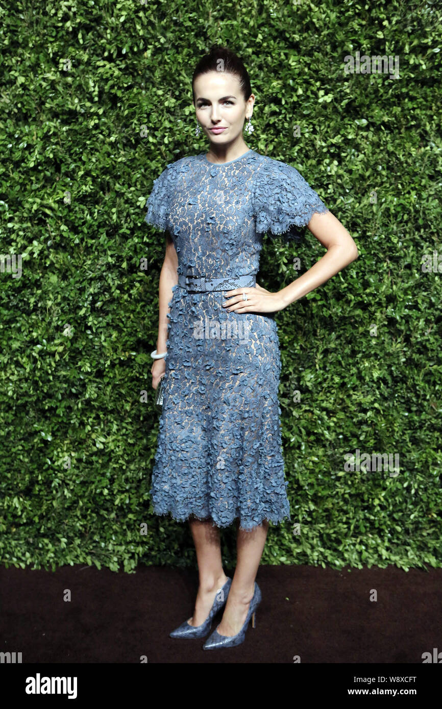 Actrice Camilla Belle pose sur le tapis rouge pour l'expérience Jet Set Michael Kors fashion show à l'Air International de Shanghai Hongqiao Banque D'Images