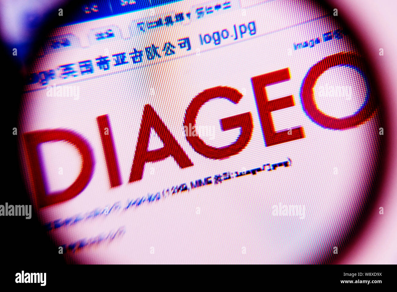 --FILE--un netizen chinois navigue sur le site web de l'U.K. liquor bouilloire Diageo à Tianjin, Chine, 20 octobre 2013. Diageo plc le jeudi (31 juillet 2014) Banque D'Images --FILE--un netizen chinois navigue sur le site web de l'U.K. liquor bouilloire Diageo à Tianjin, Chine, 20 octobre 2013. Diageo plc le jeudi (31 juillet 2014) Banque D'Images
