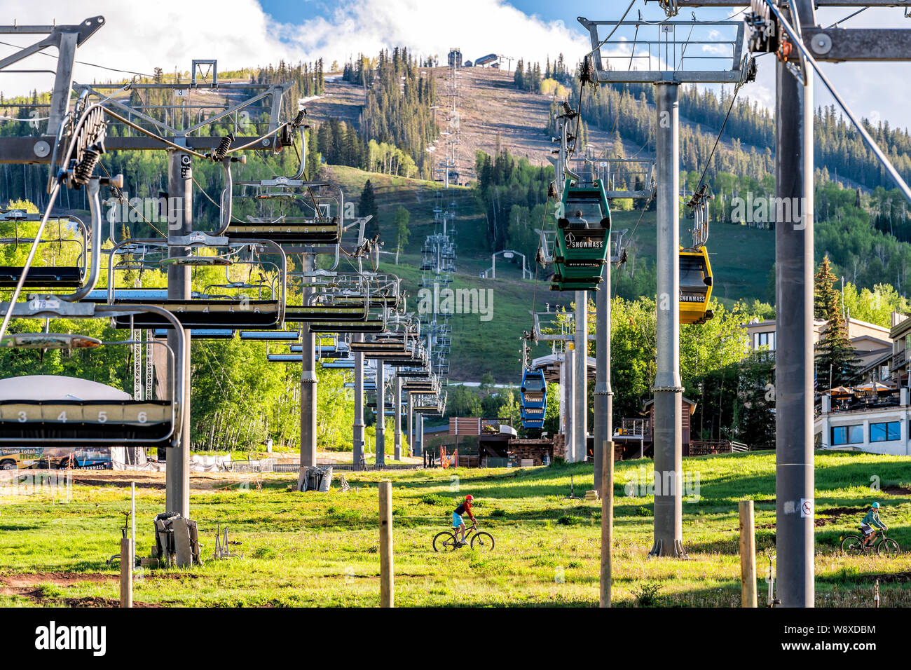 Aspen, USA - Le 24 juin 2019 : Snowmass village ville vue paysage d'été à Colorado downtown avec sky cab gondola Banque D'Images