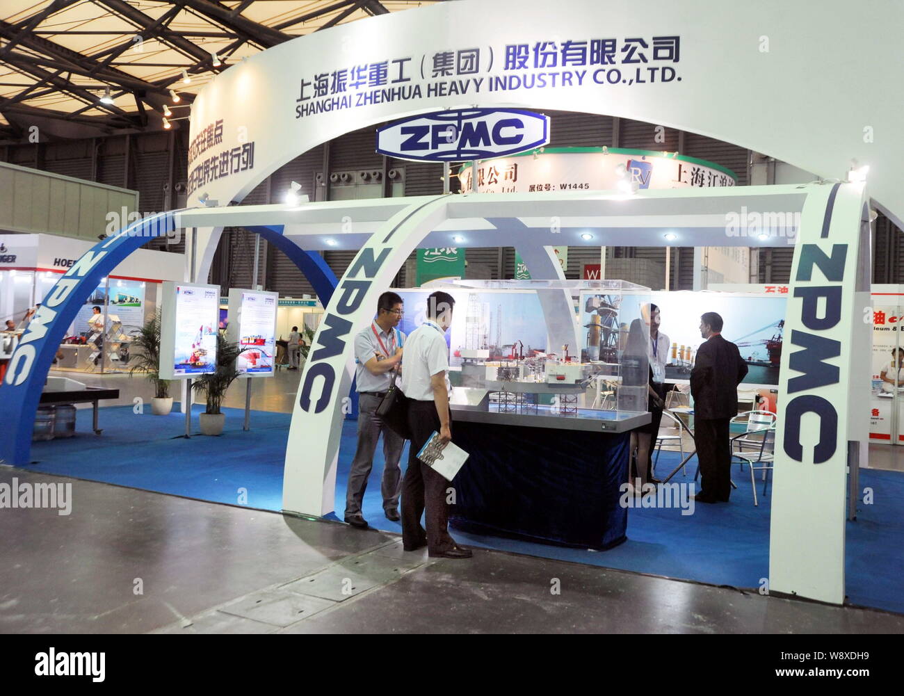 --FILE--personnes visitent le stand de Shanghai Zhenhua Heavy Industry Co., Ltd (ZPMC) lors de la 9ème China International Petroleum Technologies Pétrochimiques Banque D'Images