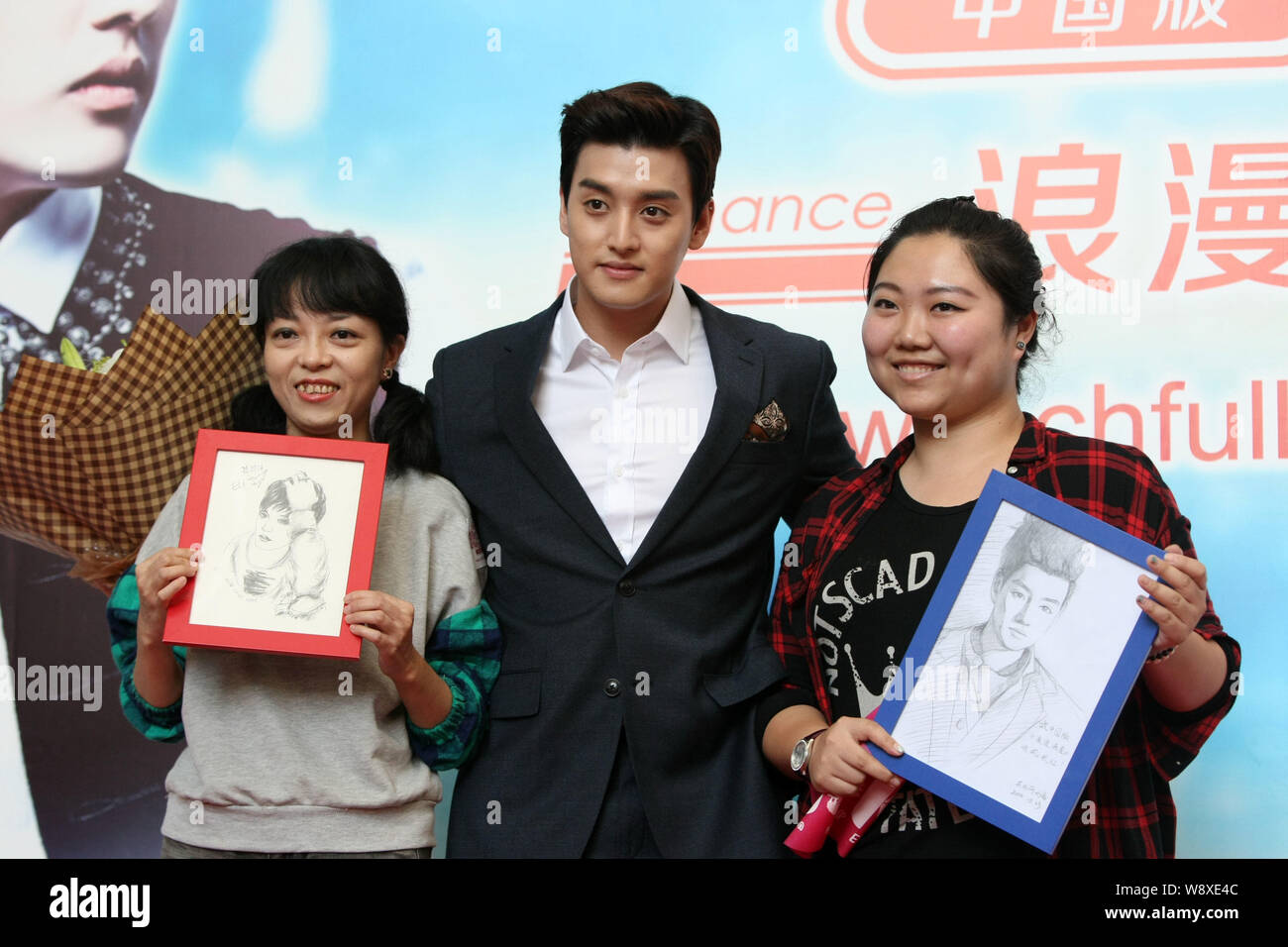 Eli (Kim Kyoung-jae) de bande de garçon sud-coréen U-Kiss, centre, pose avec les fans lors d'une conférence de presse pour la version chinoise de la fiction TV coréenne 'Full H Banque D'Images