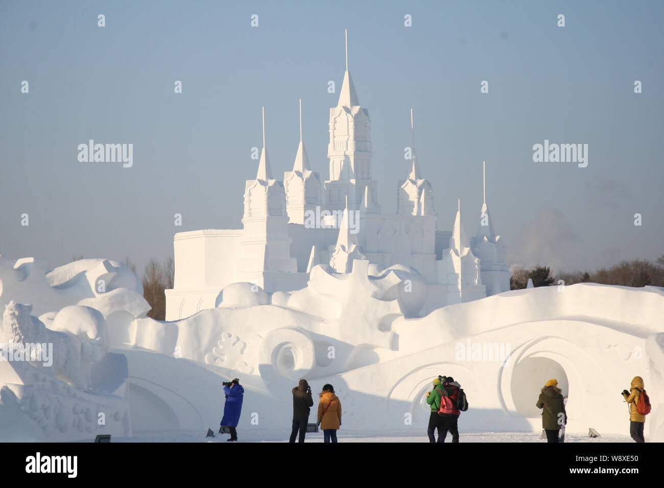 Regardez les visiteurs de sculptures de neige avant la 27e Harbin Sun Island International Snow Sculpture Art Expo à Harbin, ville du nord-est de la Chine Heilongji Banque D'Images