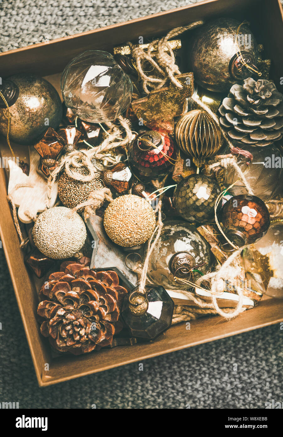 Décoration d'arbre de Noël des jouets et des pommes de pin, dans un coffret en bois Banque D'Images