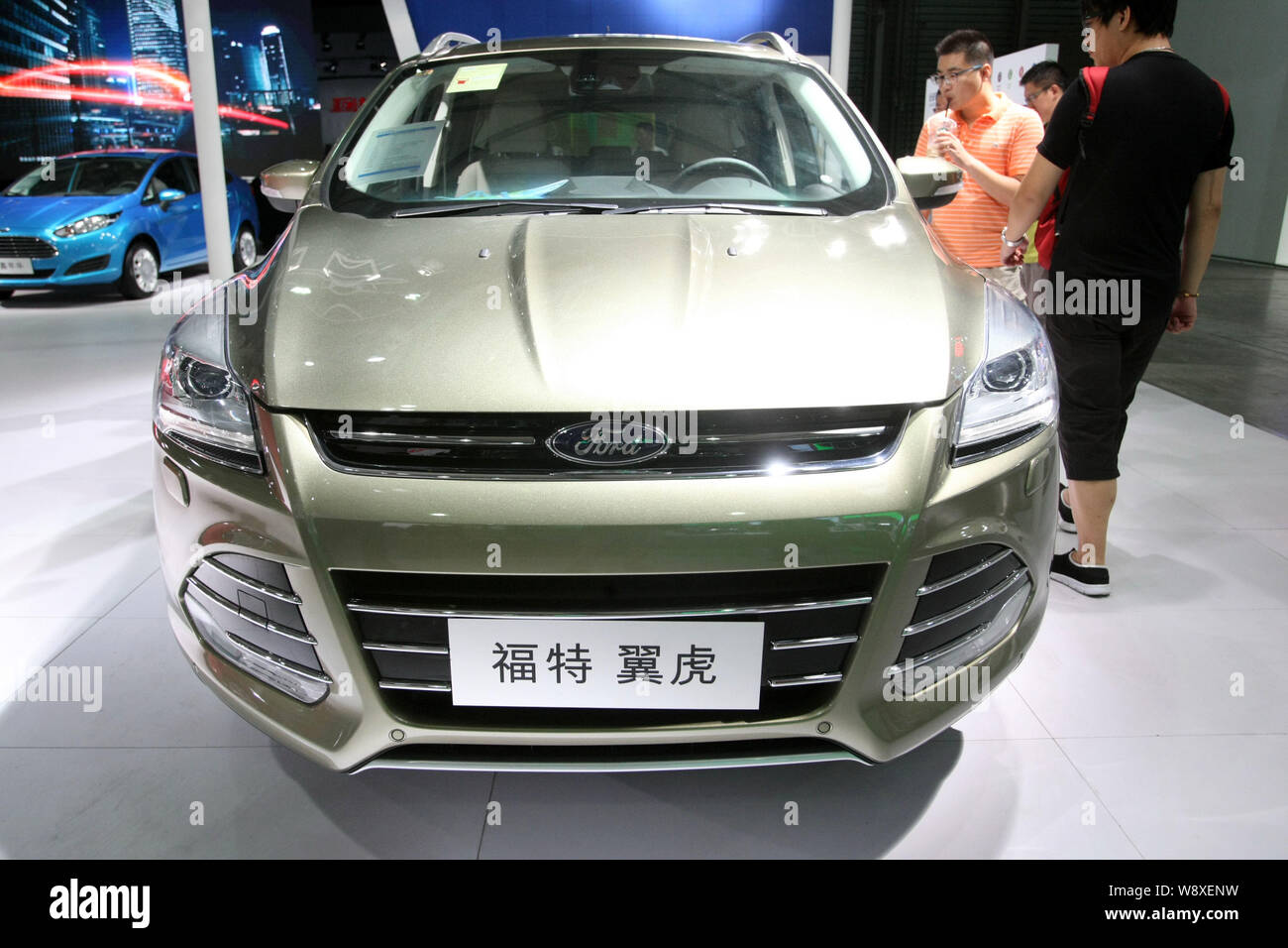 --FILE--visiteurs regardez une Ford Kuga 2014 au cours de l'exposition de l'Automobile International de Pudong à Shanghai, Chine, 18 août 2014. Ford Motor Co un Banque D'Images