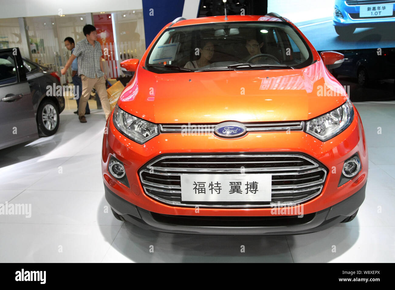 --FILE--visiteurs essayer une Ford EcoSport 2014 durant l'exposition de l'Automobile International de Pudong à Shanghai, Chine, 18 août 2014. Ford Motor Banque D'Images