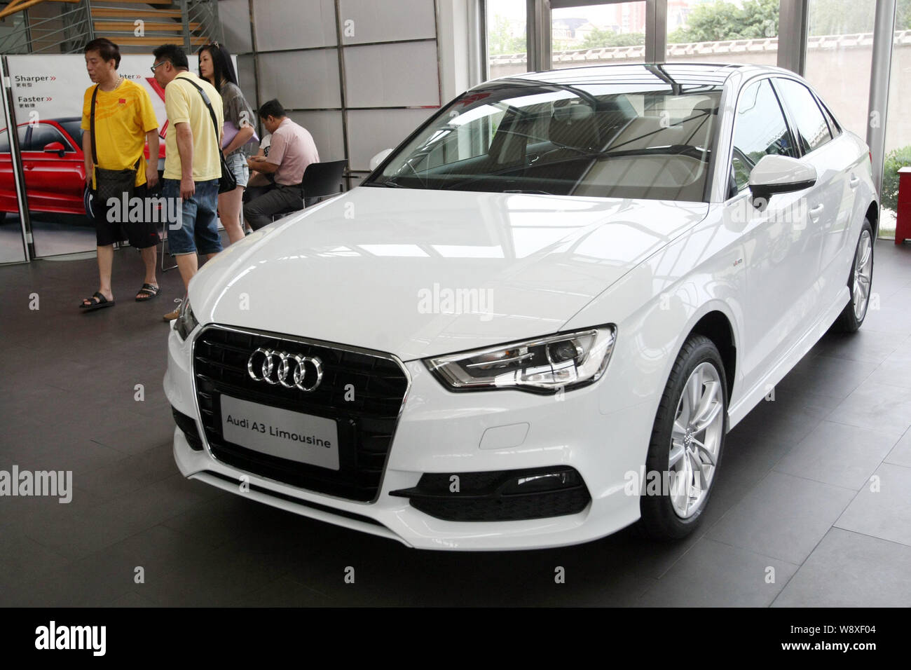 --FILE--une Audi A3 Limousine est affichée à un concessionnaire d'Audi à Shanghai, Chine, le 7 août 2014. Voiture de luxe allemande marque Audi accepte de sanctionner Banque D'Images