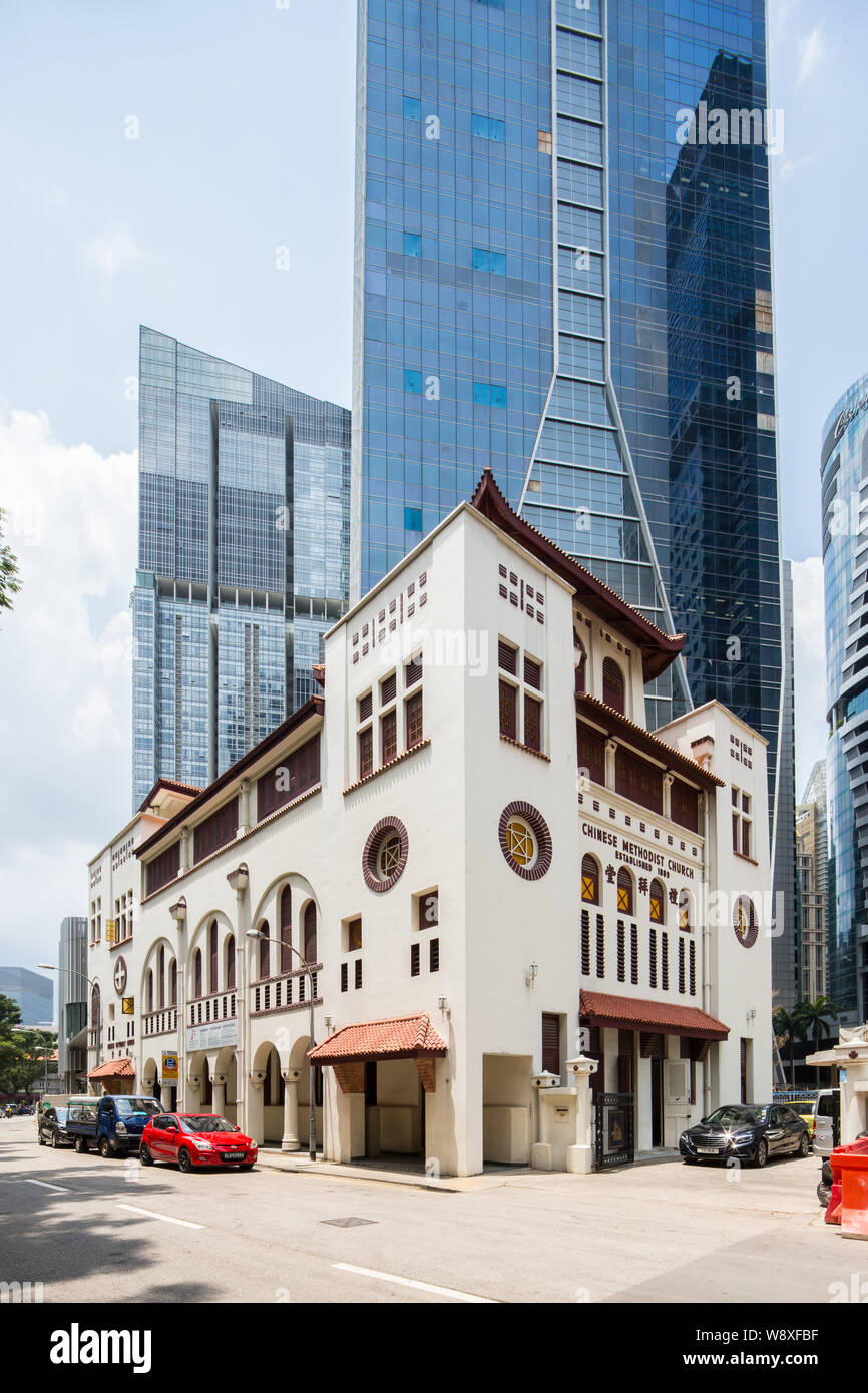 Telok Ayer Église méthodiste chinois parmi les gratte-ciels modernes à Singapour Banque D'Images