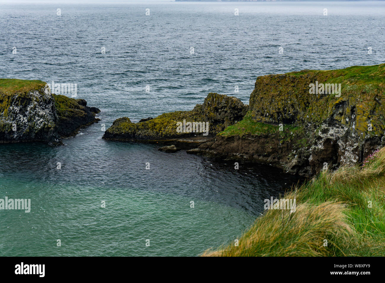 Les falaises de l'océan en Irlande du Nord Banque D'Images