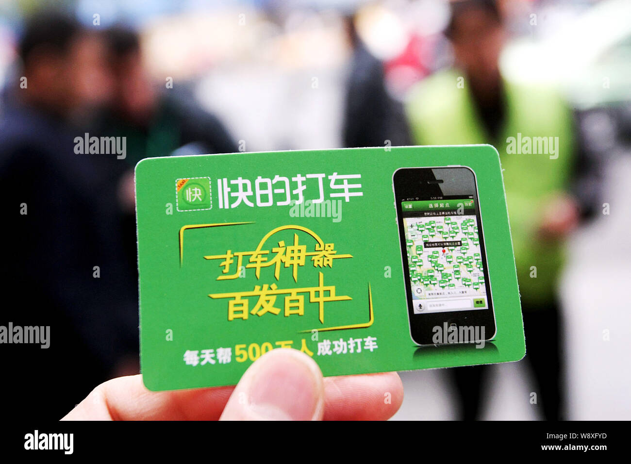 --FILE--un résident chinois ressemble à une publicité pour la réservation de taxi app Kuaidi Dache soutenu par groupe d''Alibaba à Shanghai, Chine, 13 février 201 Banque D'Images