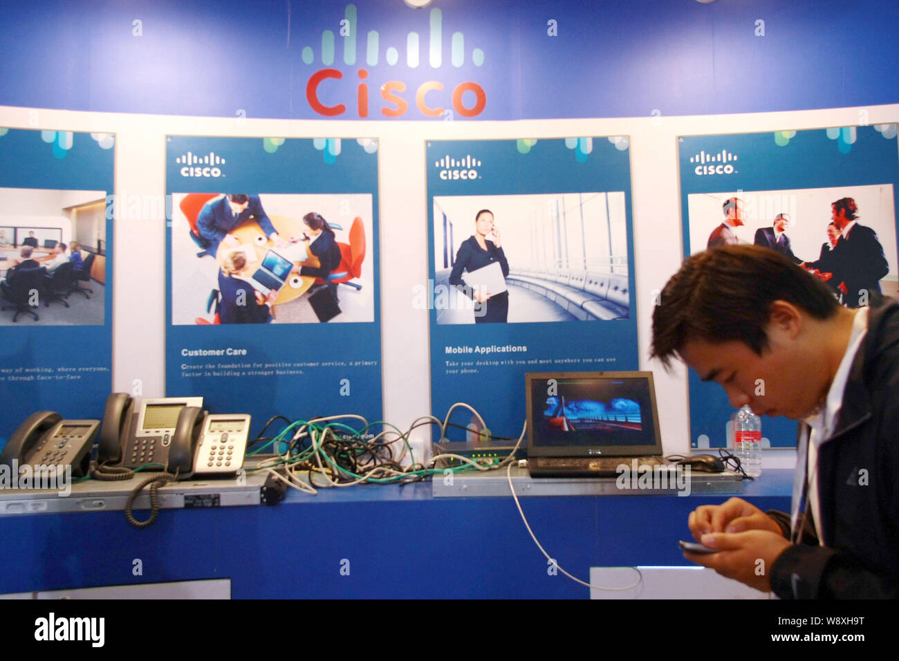 --FILE--un employé chinois est vu sur le stand de Cisco au cours de l'Expo 2011 NexCom à Shanghai, Chine, le 19 octobre 2011. Cisco Systems Inc a déclaré qu'il Banque D'Images