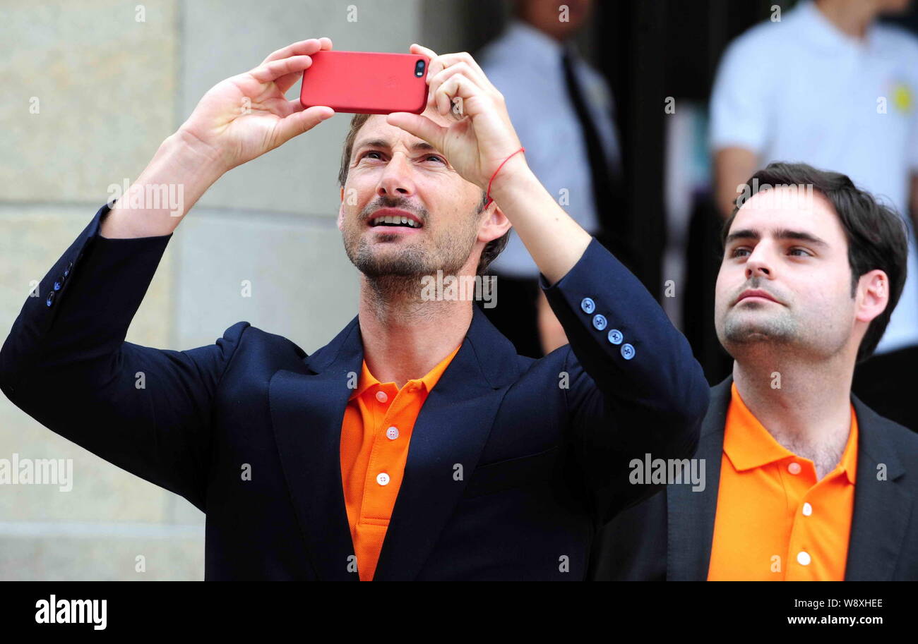 Joueur de tennis espagnol Juan Carlos Ferrero, gauche, prend des photos avec un smartphone lors de la cérémonie de lancement de Grand Gemdale-JC Ferrero International Banque D'Images