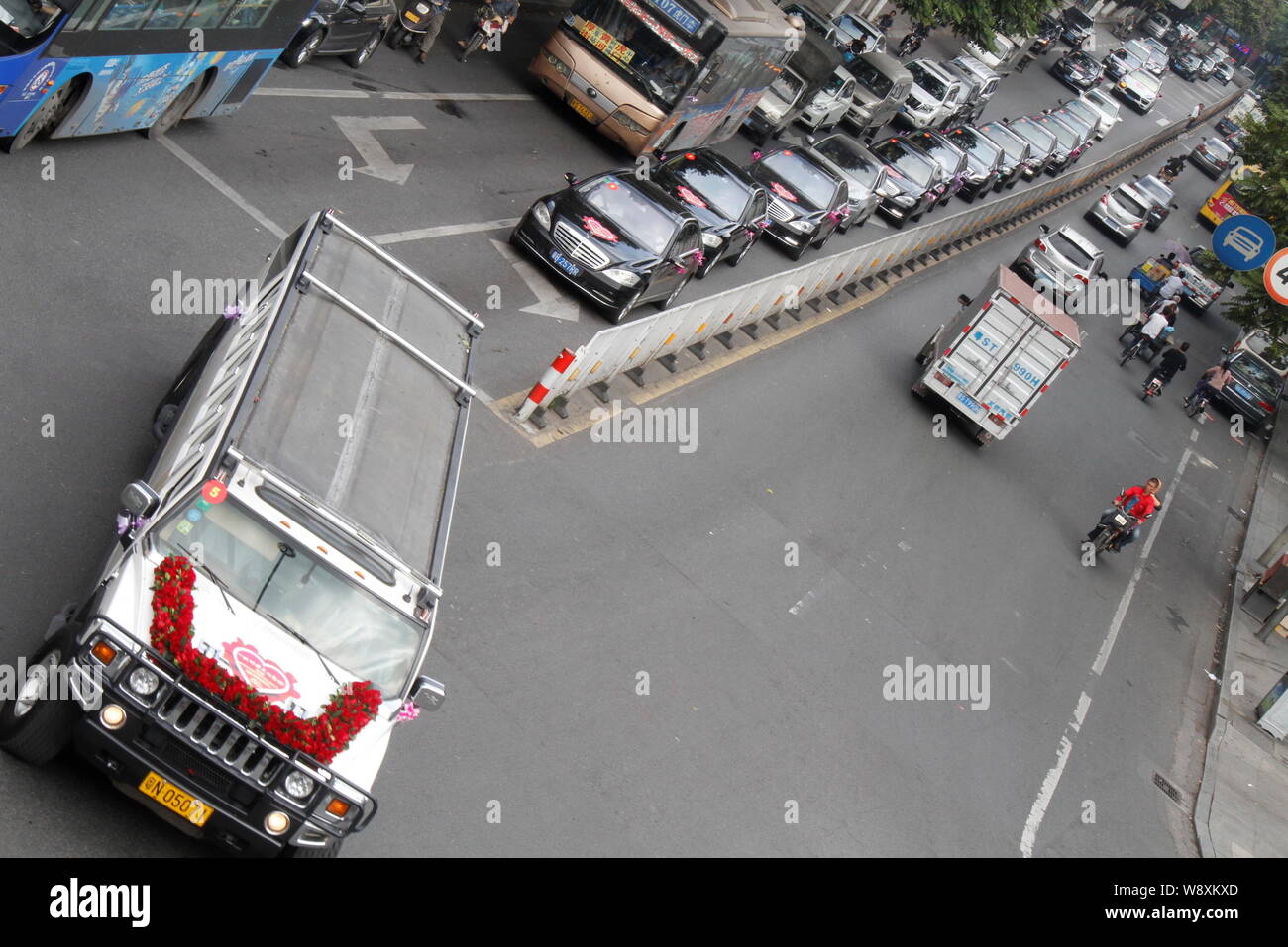 La limousine et autres véhicules de luxe dans le défilé de mariage dur sur une rue pendant l'entrepreneur chinois Chen Junliang's wedding dans Donggua Banque D'Images