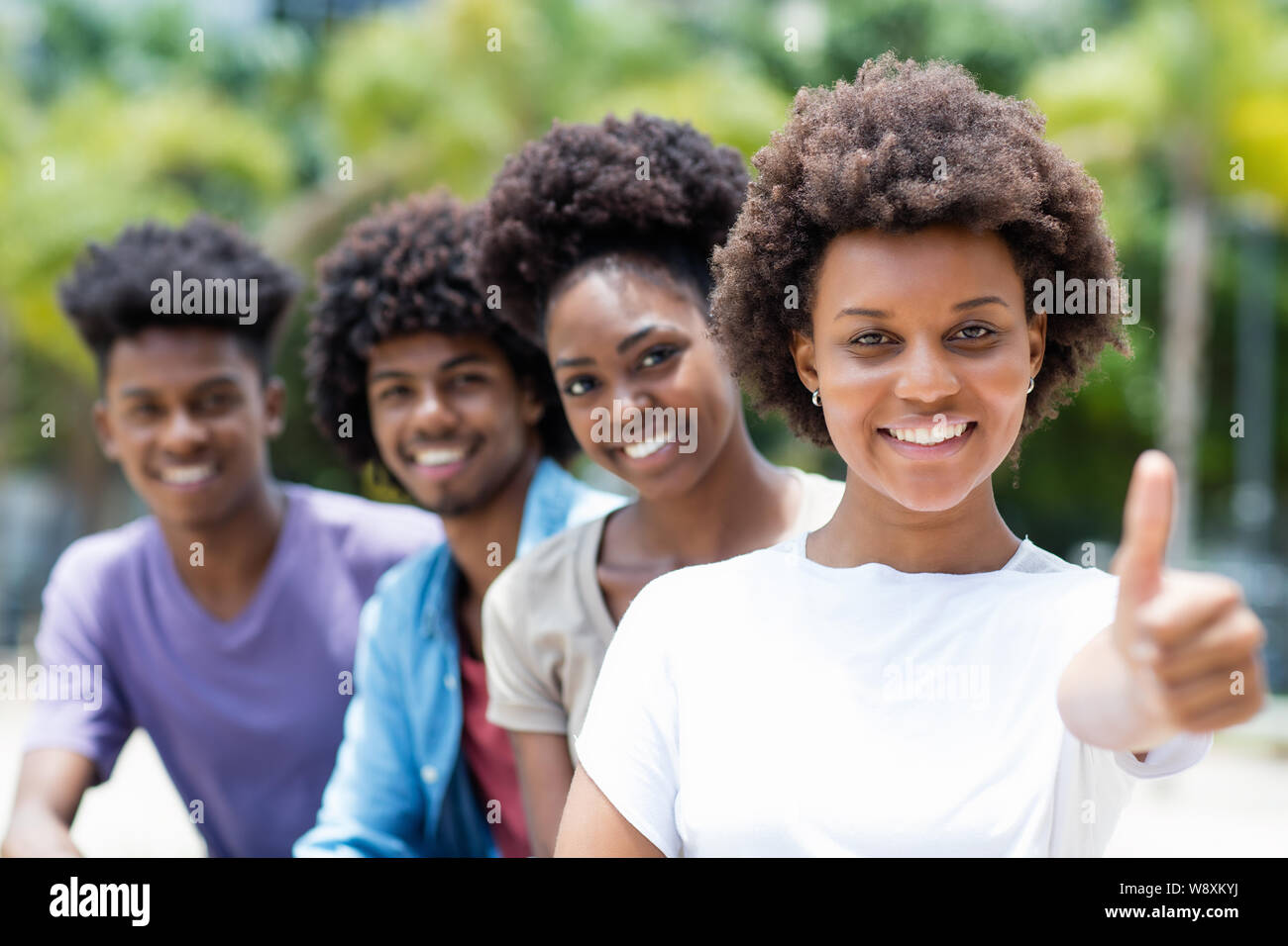 Cheering Caraïbes femme aux cheveux afro en plein air en été de la ville Banque D'Images