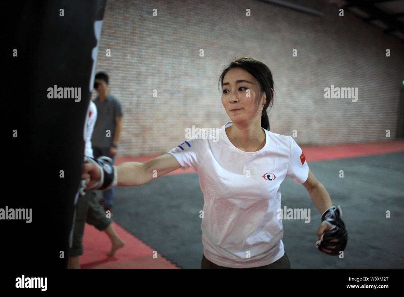 Une femme stagiaire hits sac de boxe lors d'un programme de formation de garde du corps au camp d'initialisation de Gengis Security Academy à Beijing, Chine, 30 avril 2013 Banque D'Images