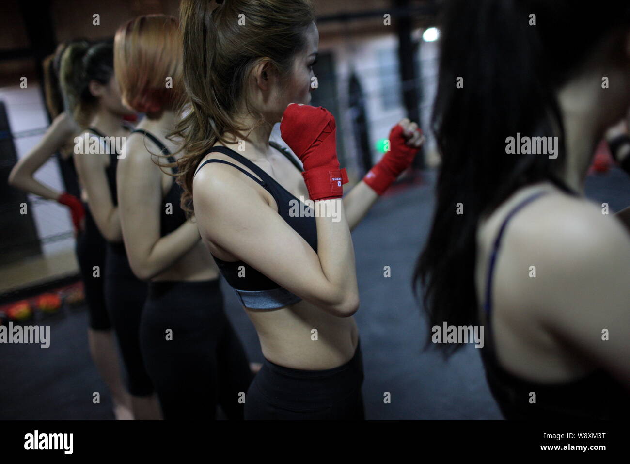 Stagiaires femmes pratique techniques de combat lors d'un programme de formation de garde du corps au camp d'initialisation de Gengis Security Academy à Beijing, Chine, 30 avril Banque D'Images