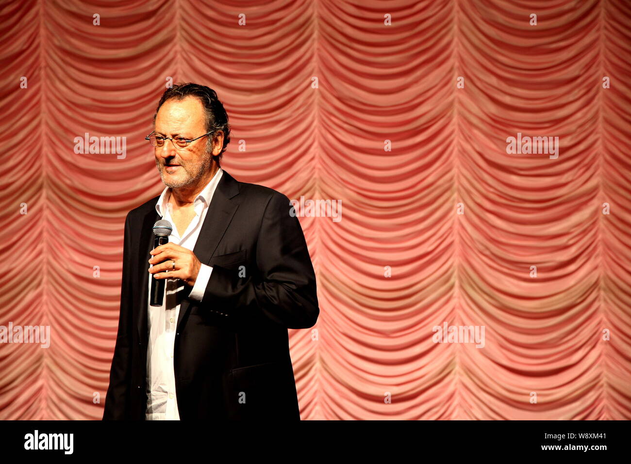 L'acteur français Jean Reno est à l'écoute à une question lors d'une conférence de presse pour son nouveau film au cours de la 4ème Festival International du Film de Beijing à Beijing, Ch Banque D'Images