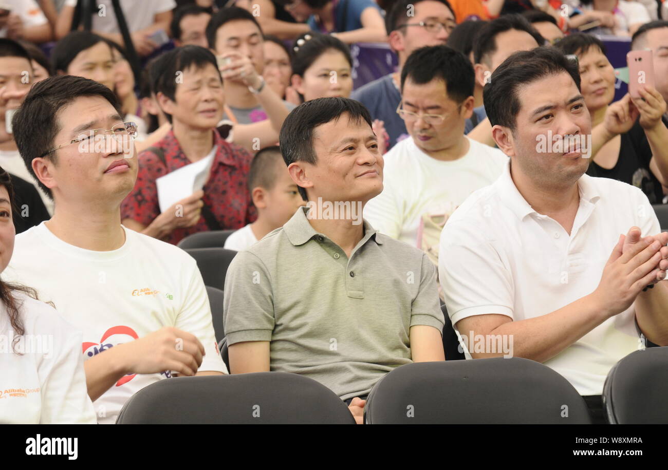 Jack Ma Yun, centre, Président du Groupe d''Alibaba, assiste à un événement de bienfaisance sur la Journée mondiale du Coeur à Hangzhou, ville de la Chine de l'est la province du Zhejiang, 28 Se Banque D'Images