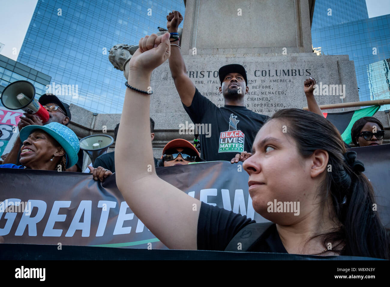 New York, USA. Août 11, 2019. Les résidents de New York, des activistes, des organisateurs communautaires, et les élus ont tenu un rassemblement à Adam Clayton Powell Jr. State Office Building le 11 août 2019, avant d'entreprendre une marche, qui a fait escale au cercle de Frederick Douglas, Musée d'Histoire Naturelle, Columbus Circle et culminer au Trump Tower ; d'émettre un avertissement à la ville et des représentants de l'Etat pour résoudre des problèmes de longue date de désinvestissement public, le racisme institutionnel, et la criminalisation de la pauvreté. Crédit : Erik McGregor/ZUMA/Alamy Fil Live News Banque D'Images