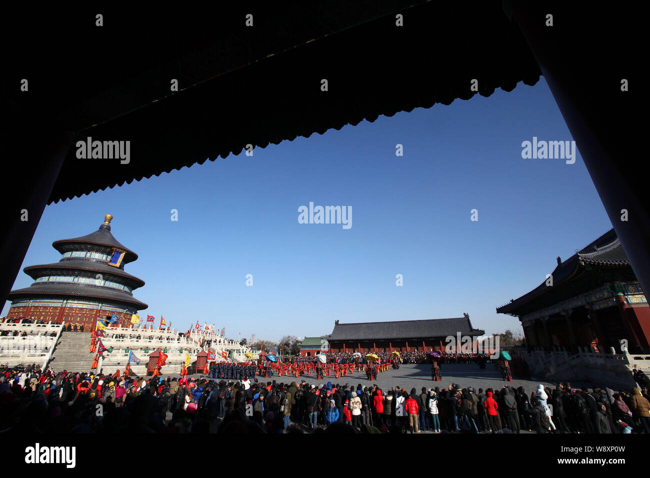 Les touristes regarder une ancienne cérémonie de culte royal ciel pour Nouvel An chinois ou fête du printemps à l'avant de la salle de prière pour les bonnes récoltes Banque D'Images