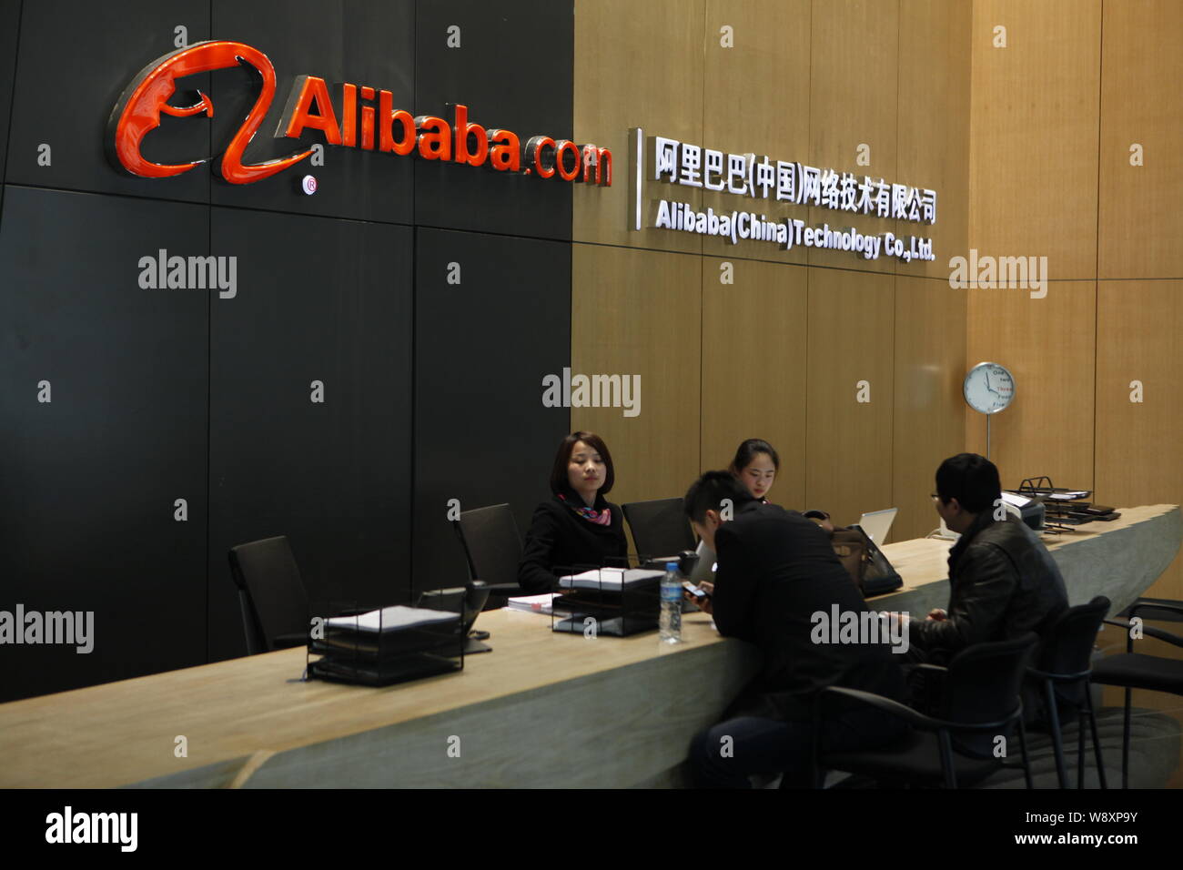 --FILE--employés chinois servir les visiteurs à la réception au siège de livedoor Co., Ltd à Hangzhou city, east Chin Banque D'Images