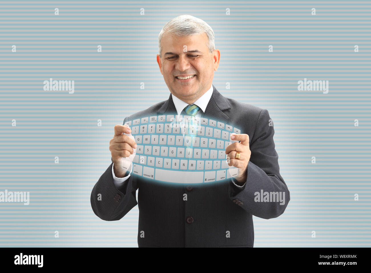 Businessman using wireless keyboard Banque D'Images