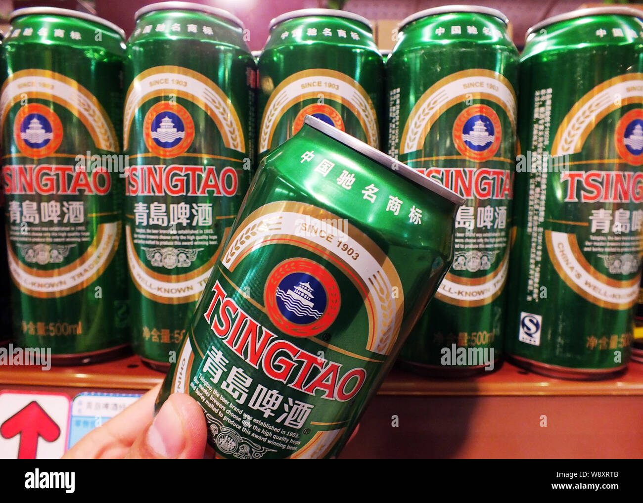 --FILE--un client des magasins pour un peut de Tsingtao Beer de Tsingtao Brewery dans un supermarché dans la ville de Yichang, province de Hubei, Chine centrale 19 Novembre 2 Banque D'Images