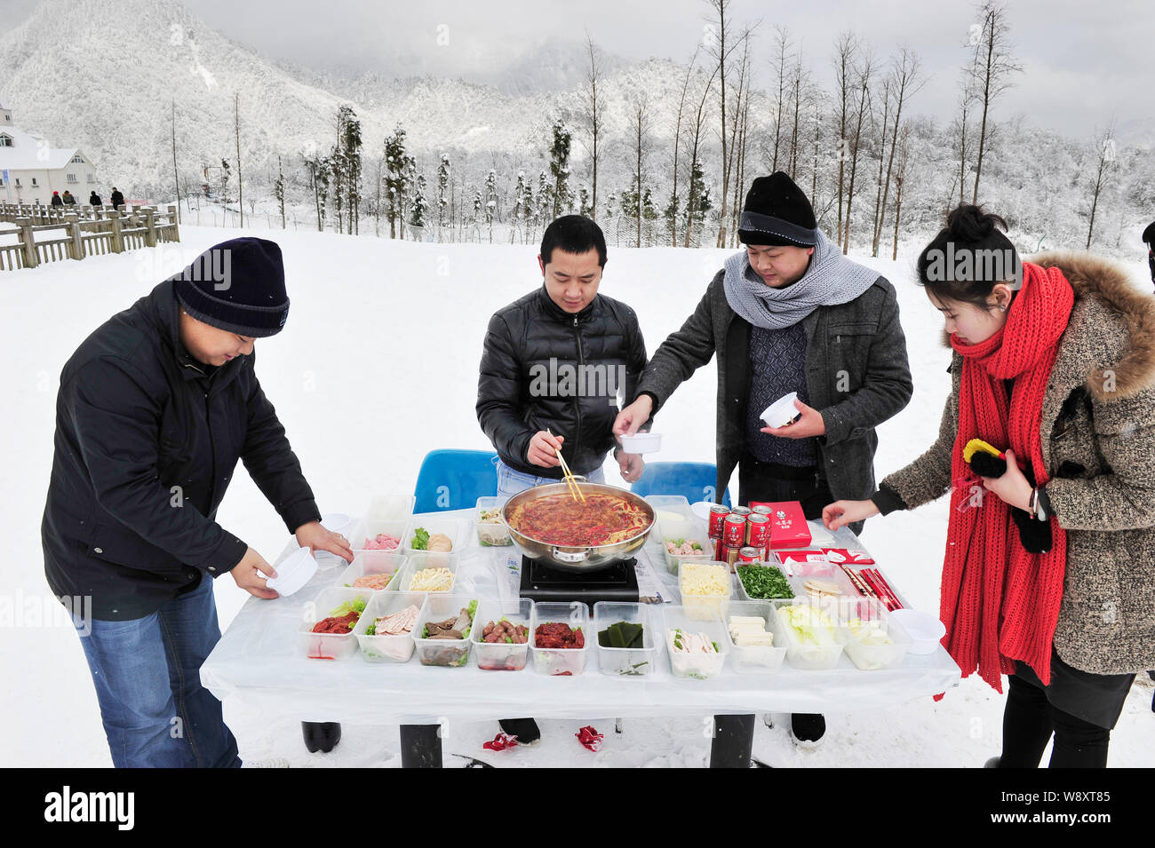 Potée chinoise fans manger hot-pot dans une station de ski sur la neige en montagne Xiling Dayi county, la ville de Chengdu, dans le sud-ouest de la province chinoise du Sichuan, le 16 décembre Banque D'Images