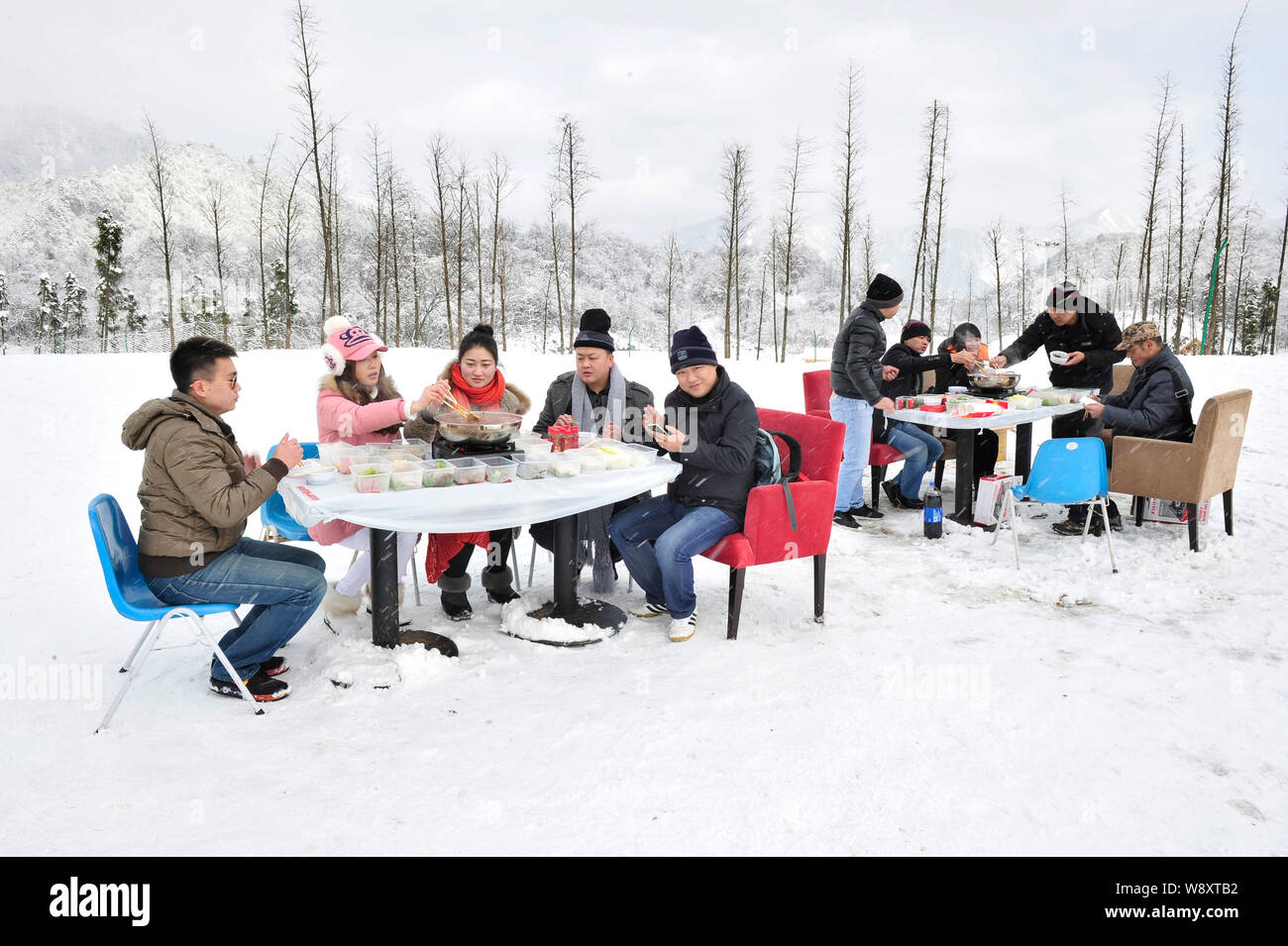 Potée chinoise fans manger hot-pot dans une station de ski sur la neige en montagne Xiling Dayi county, la ville de Chengdu, dans le sud-ouest de la province chinoise du Sichuan, le 16 décembre Banque D'Images