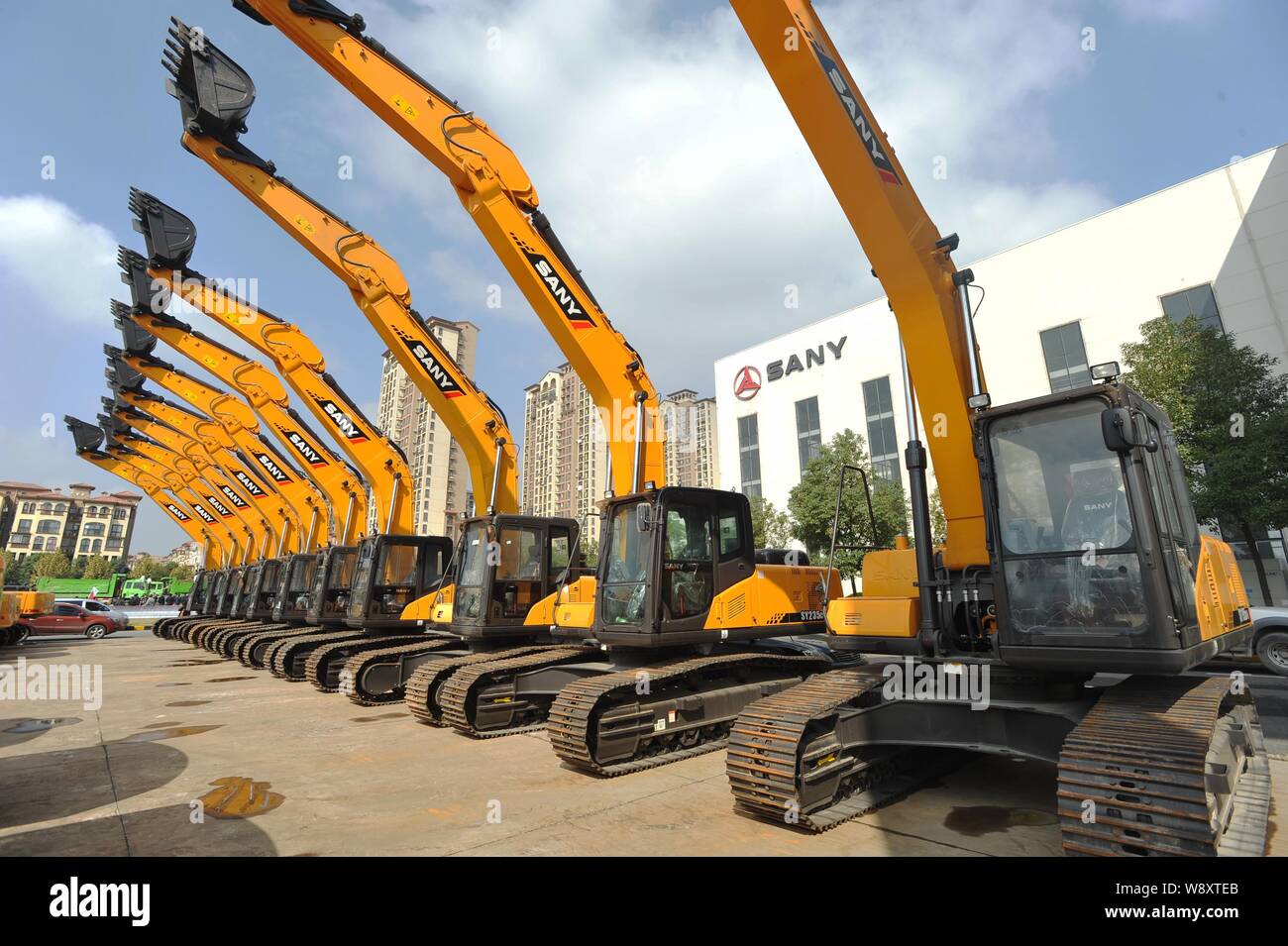 --FILE--excavatrices Sany sont illustrés dans un centre de formation de Sany Heavy Industry Co. à Wuhan, province de Hubei, Chine centrale 6 novembre 2014. Banque D'Images