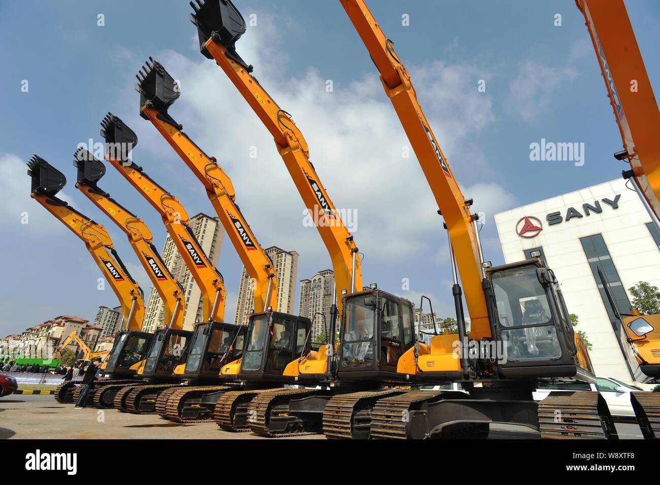 --FILE--excavatrices Sany sont illustrés dans un centre de formation de Sany Heavy Industry Co. à Wuhan, province de Hubei, Chine centrale 6 novembre 2014. Banque D'Images