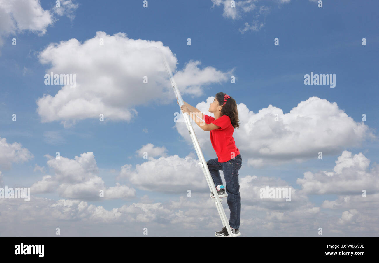 Fille grimpant sur une échelle dans le ciel Banque D'Images Fille grimpant sur une échelle dans le ciel Banque D'Images