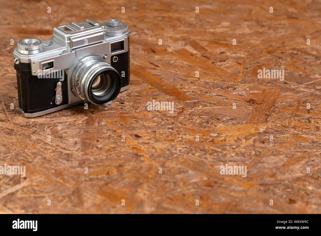 Old vintage camera film sur fond texturé brun . copie espace . Banque D'Images
