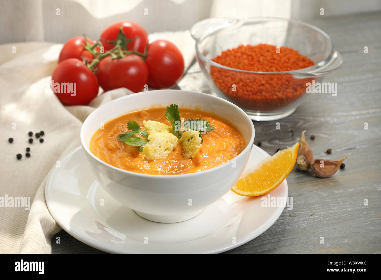 Riche en protéines végétales la soupe aux lentilles avec des croûtons et purée de tomates citron . et les céréales . Banque D'Images