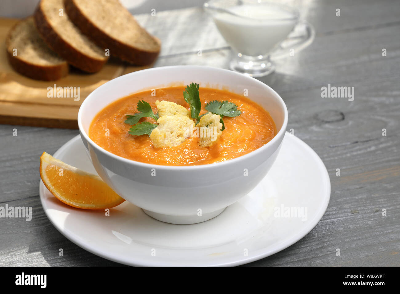 Riche en protéines végétales la soupe aux lentilles avec des croûtons et purée de citron . Banque D'Images