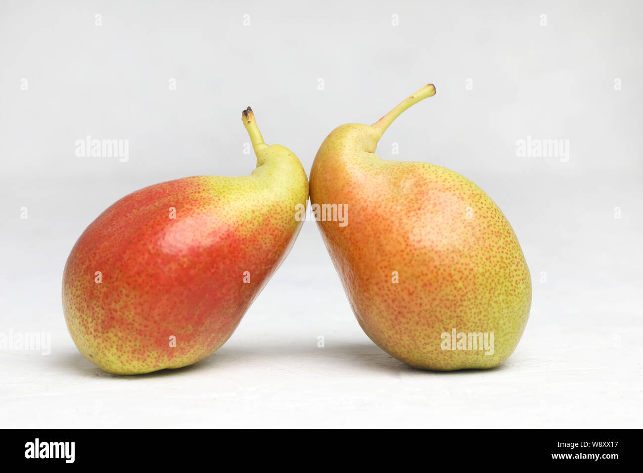 Légumes laid , deux poires mûres de forme bizarre ,penchent . sur un fond blanc . Banque D'Images