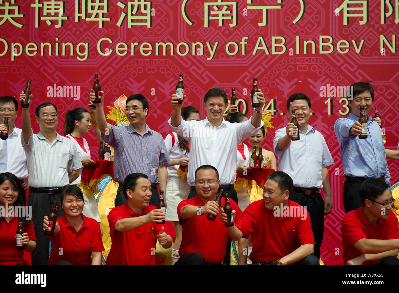Michel, Doukeris retour troisième à droite, Président de la zone de l'Asie Pacifique d'Anheuser-Busch InBev, toasts avec d'autres membres du personnel au cours de la cérémonie d'ouverture Banque D'Images