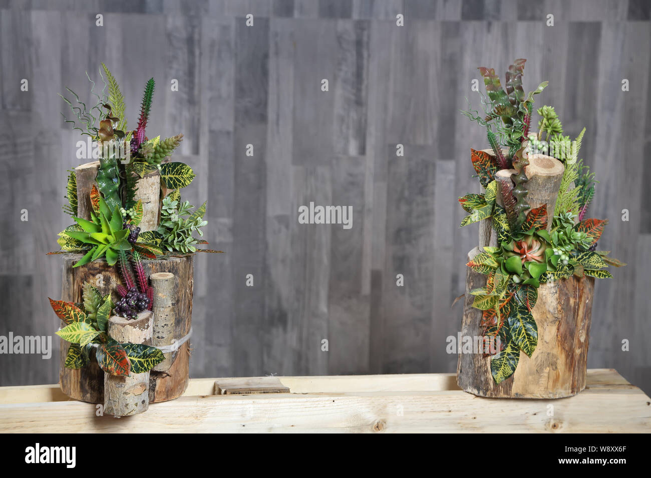 Arrangement floral de fleurs multicolores, des feuilles et des baies en souche en bois fleurs artificielles . Banque D'Images