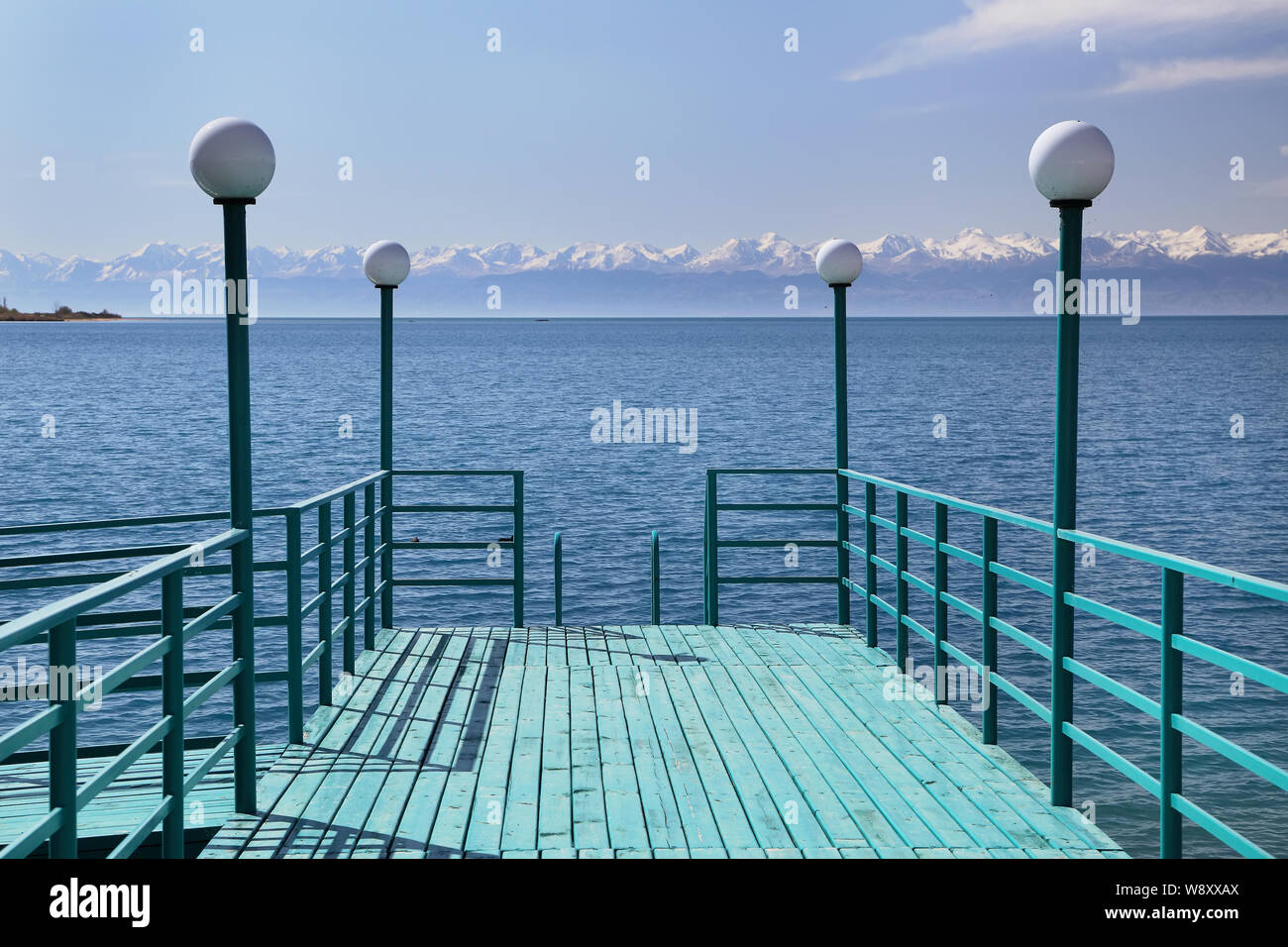 Pier sur le lac , à l'horizon ridge mountains. Matin d'été. Banque D'Images