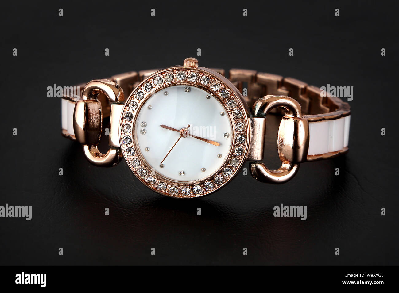 Montre en or avec strass . sur fond noir . Banque D'Images