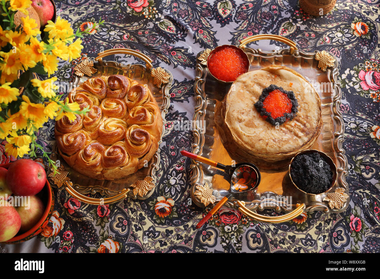 Table couverts, des crêpes avec du caviar rouge et noir, des pâtisseries . Banque D'Images