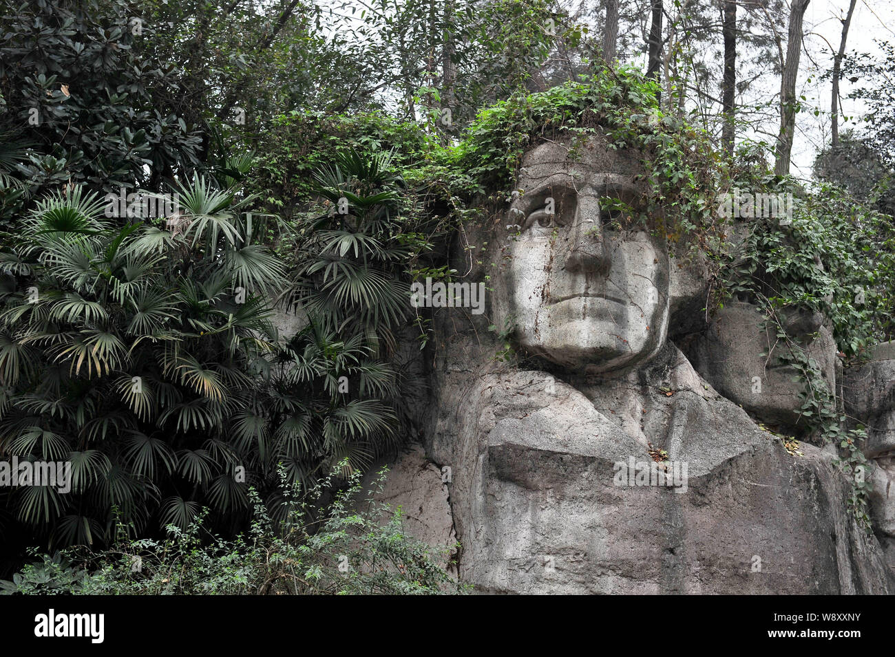 Les sculptures sur pierre des présidents des États-Unis depuis Chines réplique du Mount Rushmore National Memorial sont couvertes de végétation à façonner dans Parc Chong Banque D'Images