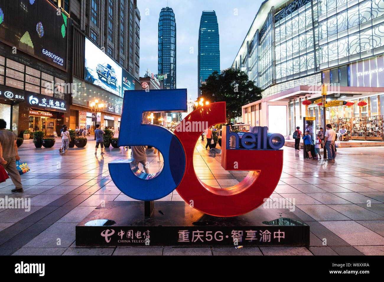 Chongqing, Chine, le 7 août 2019 : 5G signe pour le lancement de China Telecom 5G dans la rue Jiefangbei Chongqing Chine Banque D'Images