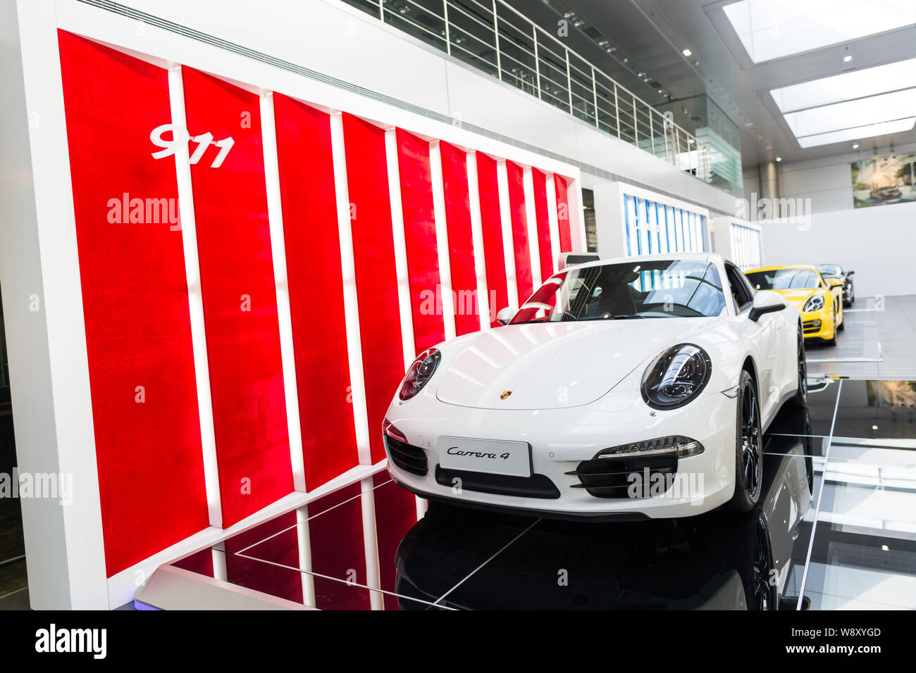 --FILE--une Porsche Carrera 4 et autres Porsche sont affichées dans une concession de Porsche à Beijing, Chine, 29 juin 2014. Volkswagen AG, Europe Banque D'Images