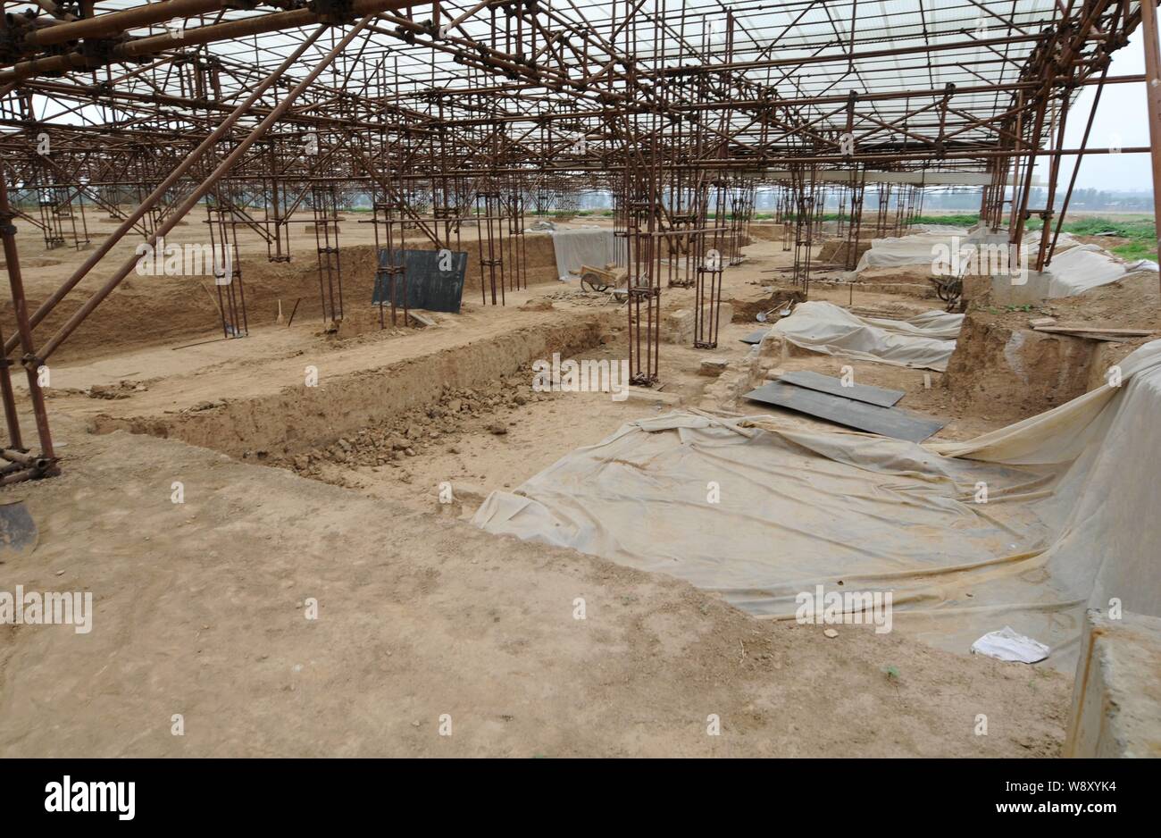 --FILE--Vue sur le site d'excavation où le complexe de Palais Taiji a été déterré dans Luoyang city, province de Henan Chine centrale, 9 juin 2013. Le ru Banque D'Images